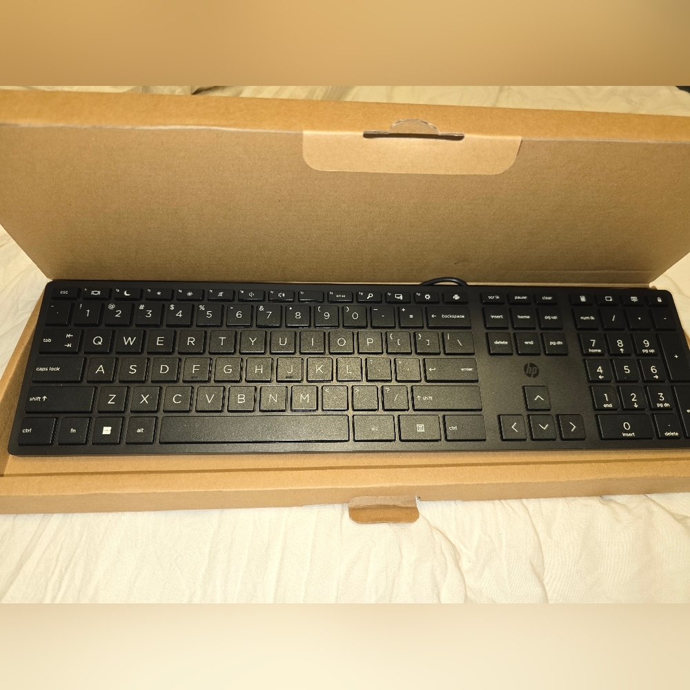 NIB HP Wired Desktop 320K Keyboard